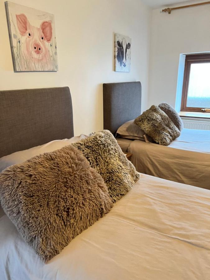 Bed and Breakfast Beudy Bach Cross Hands Екстер'єр фото