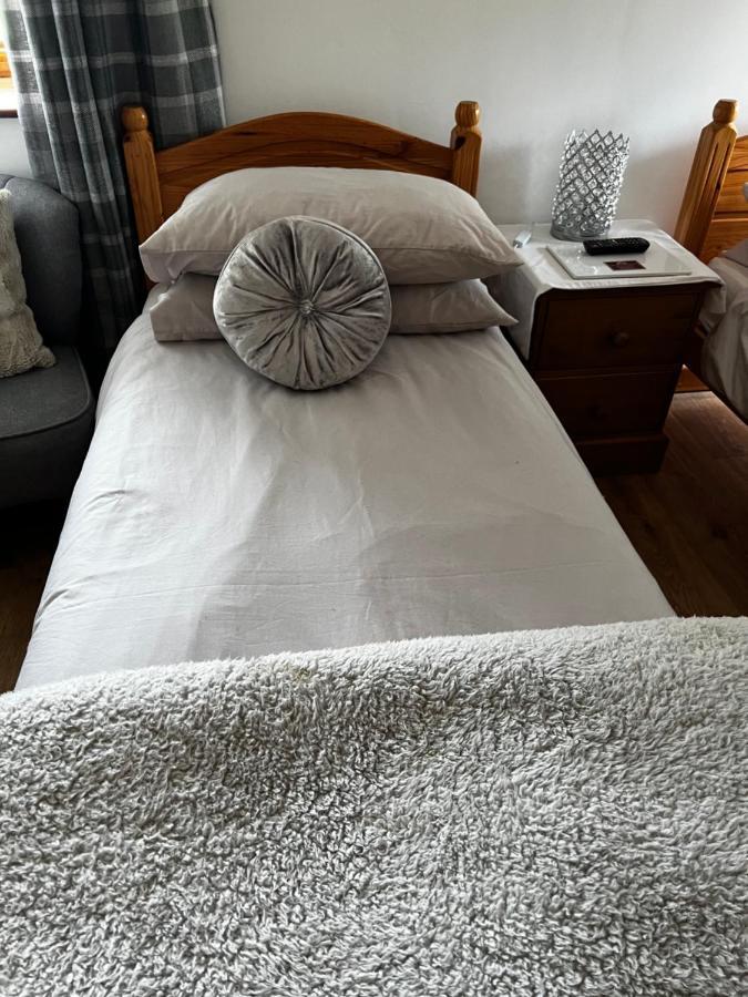 Bed and Breakfast Beudy Bach Cross Hands Екстер'єр фото