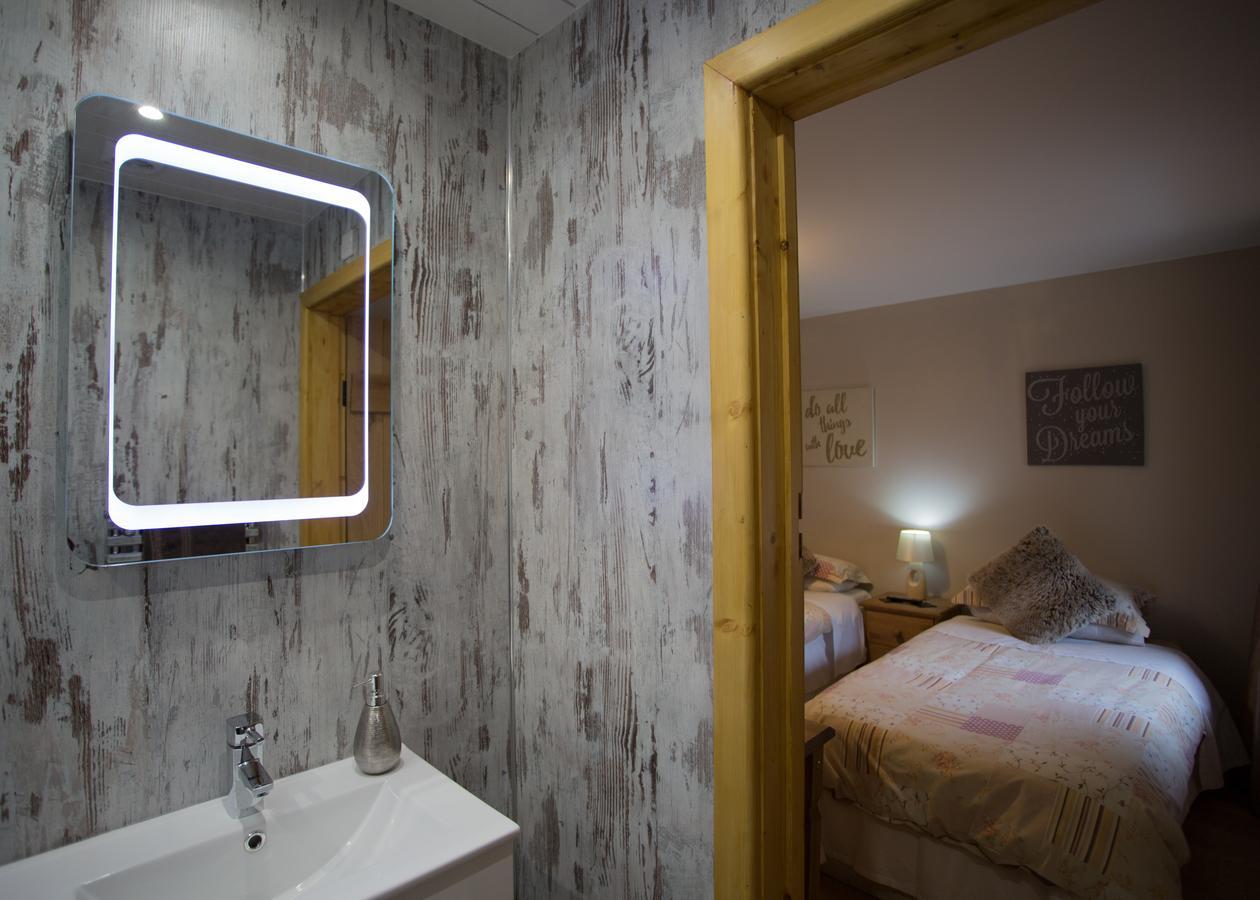 Bed and Breakfast Beudy Bach Cross Hands Екстер'єр фото