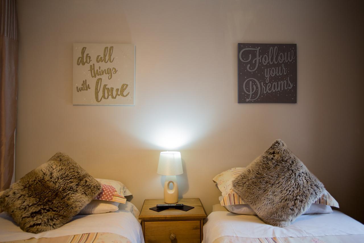 Bed and Breakfast Beudy Bach Cross Hands Екстер'єр фото